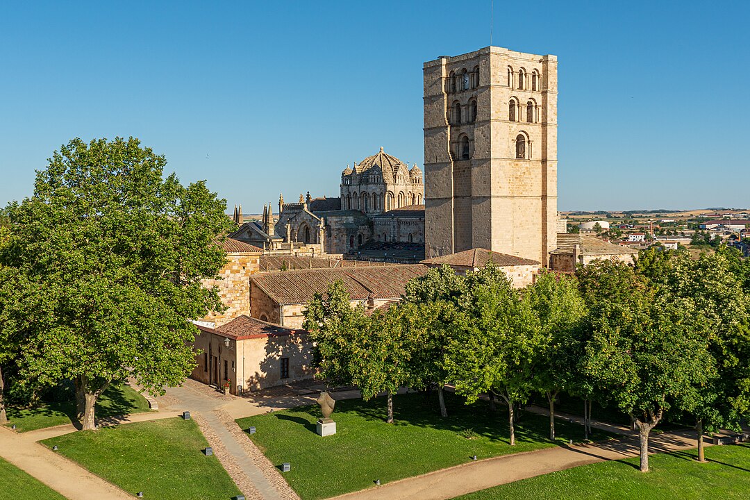 Entdecken Sie die Kathedrale von Zamora, deren unverwechselbare Silhouette den Hügel krönt, auf dem die Hauptstadt des D