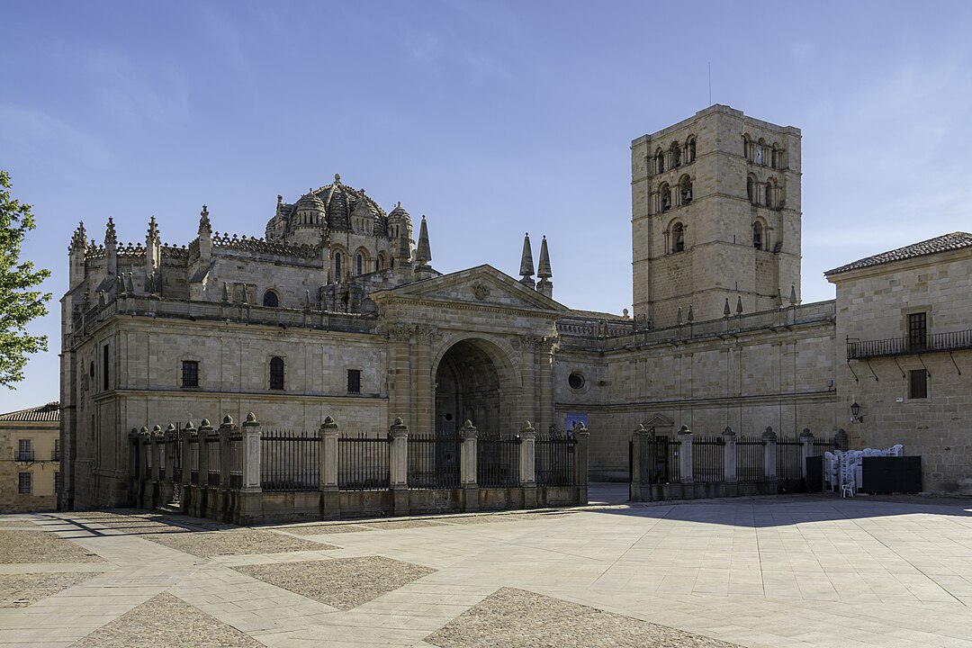 Entdecken Sie die Kathedrale von Zamora, deren unverwechselbare Silhouette den Hügel krönt, auf dem die Hauptstadt des D