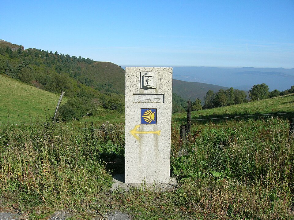 Der Jakobsweg, ein historisches Netzwerk von Pilgerwegen, das die Iberische Halbinsel bis zur Kathedrale von Santiago de Compostela durchquert, wo der Überlieferung nach das Grab des Apostels Jakobus 