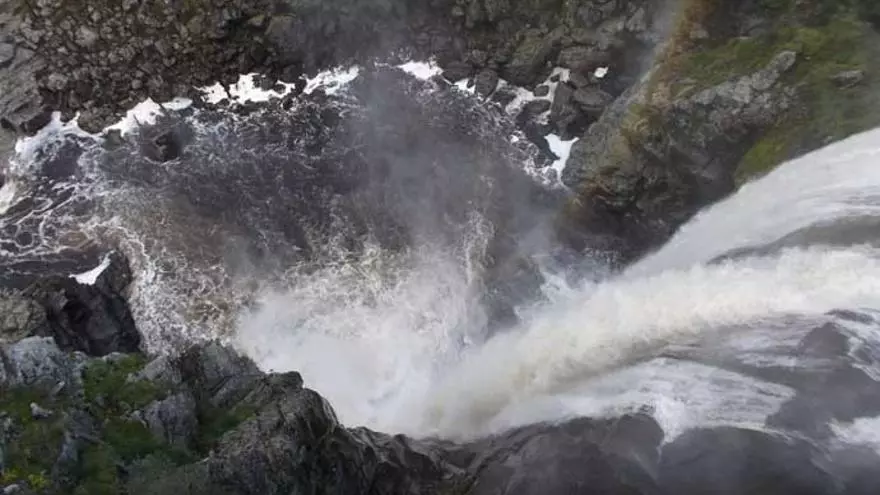 Der Wasserfall Pozo de los Humos, scheint wie ein magischer Sprung im Canyon des Uces-Flusses im Süden der Provinz Salam