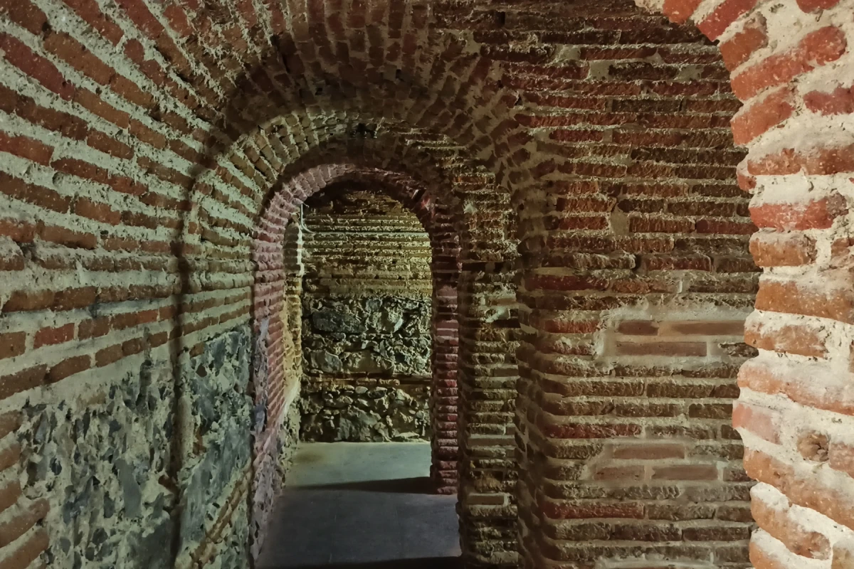 Die Kerker der Cárcel de la Corona in Lavapiés: die verborgenen Zellen unter dem Seniorenzentrum Antón Martín in Madrid