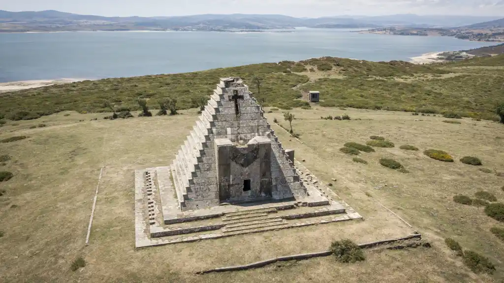 Die Pyramide der Italiener, ein Mausoleum zu Ehren der im Spanischen Bürgerkrieg gefallenen italienischen Soldaten