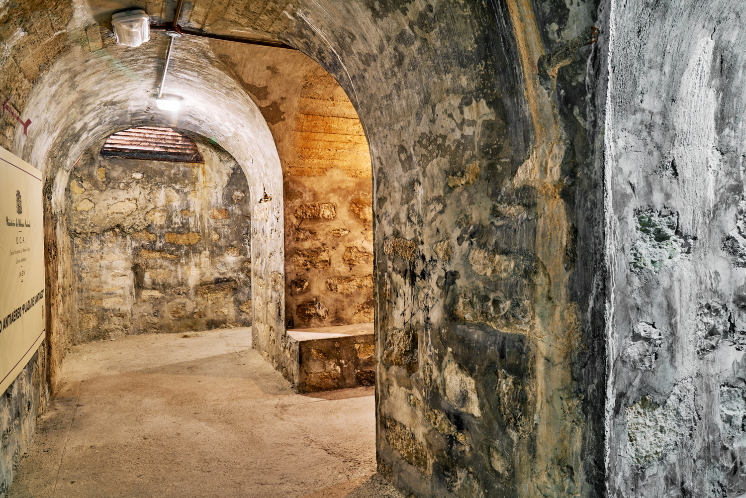 Luftschutzbunker unter der Plaza de Santiago in Jaén